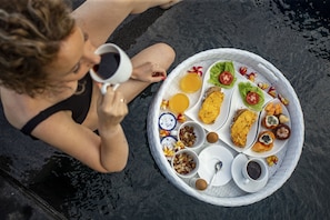 Guest enjoys a meal on the beach with a variety of local specialties.