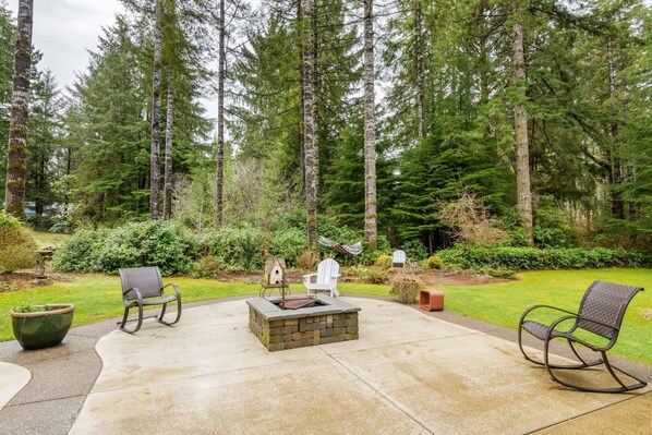 Terrace/patio - New Listing! Beautiful well appointed Woahink lake area home w/ gas grill and fire pit (Florence)