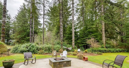 New Listing! Beautiful well appointed Woahink lake area home w/ gas grill and fire pit