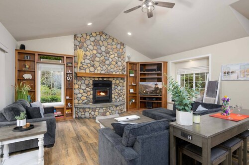 New Listing! Beautiful well appointed Woahink lake area home w/ gas grill and fire pit