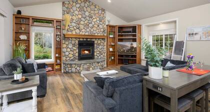 New Listing! Beautiful well appointed Woahink lake area home w/ gas grill and fire pit