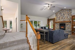 TV, fireplace - New Listing! Beautiful well appointed Woahink lake area home w/ gas grill and fire pit (Florence)