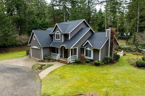 Exterior - New Listing! Beautiful well appointed Woahink lake area home w/ gas grill and fire pit (Florence)