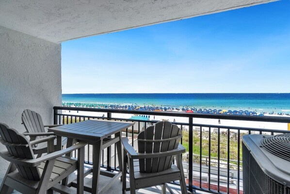 Outdoor dining - Splash Into Sundestin- Gulf Front, Great Location! (Destin)