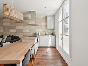 Een koelkast, een microgolfoven, een oven, een vaatwasser