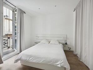 2 bedrooms, iron/ironing board, Internet - Elegant apt in Concorde district of Paris (Paris)