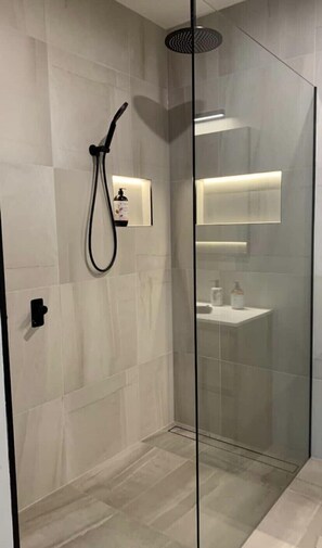 Baignoire, sèche-cheveux, serviettes fournies, shampoing