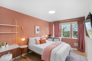 1 bedroom, iron/ironing board, WiFi, bed sheets - Chris's Sweet Suite - 84 Walkscore!! (Seattle)