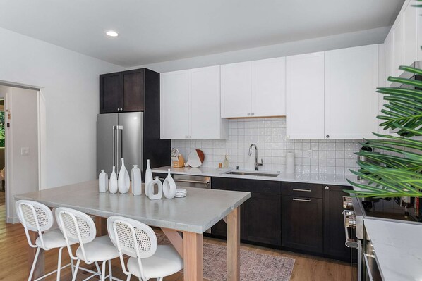 Stovetop, coffee/tea maker, cookware/dishes/utensils, spices - Elvis's Sweet Suite - 84 Walkscore!! (Seattle)