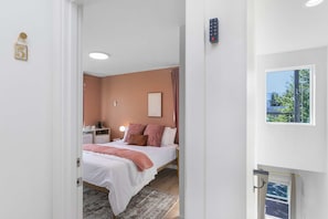 1 bedroom, iron/ironing board, WiFi, bed sheets - Elvis's Sweet Suite - 84 Walkscore!! (Seattle)