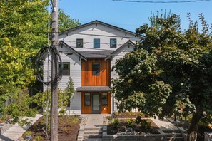 Exterior - Ringo's Sweet Suite - 84 Walkscore!! (Seattle)