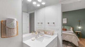 Regadera, secadora de cabello, toallas