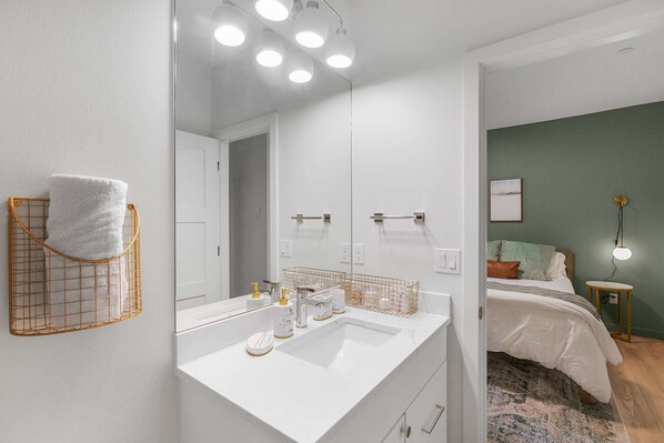 Shower, hair dryer, towels - Kurt's Sweet Suite - 84 Walkscore!! (Seattle)