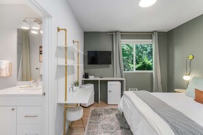 1 bedroom, iron/ironing board, WiFi, bed sheets - Kurt's Sweet Suite - 84 Walkscore!! (Seattle)