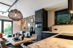 Kühlschrank, Herdplatte, Geschirrspüler, Hochstuhl