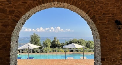 Villa with wonderful view of Lake Trasimeno and large panoramic swimming pool