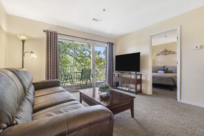 Appart'hôtel, 1 très grand lit et 1 canapé-lit, balcon, vue jardin | Salle de séjour | Télévision de 40 pouces avec chaînes par câble, cheminée