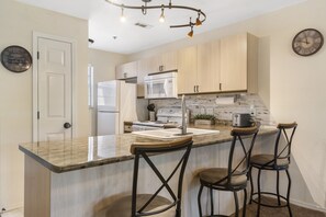 Appart'hôtel, 1 très grand lit et 1 canapé-lit, balcon, vue jardin | Cuisine privée | Réfrigérateur, micro-ondes, four, plaque de cuisson