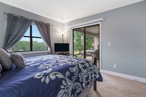 公寓式客房, 多张床, 露台, 高尔夫景观 (Patterson Pointe) | 2 多间卧室、特色装修、特色家居、床单