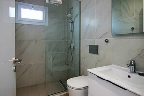 Luxury-Apartment | Badezimmer | Dusche, kostenlose Toilettenartikel, Handtücher, Seife