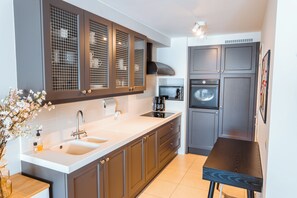 Fridge, oven, stovetop, dishwasher