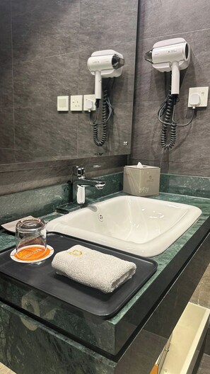Classic Double Room | Bathroom | Rainfall showerhead, designer toiletries, hair dryer, bathrobes - Marvelous Hotel (Tabuk)