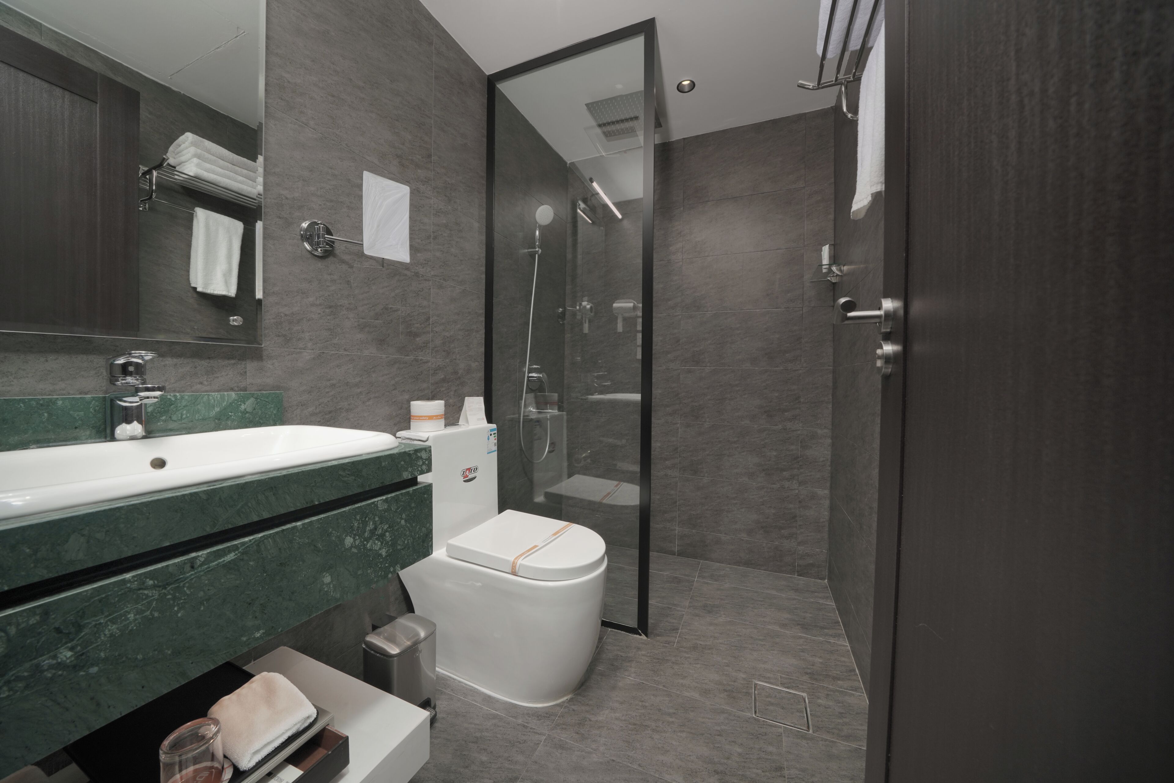 Habitación económica doble | Baño | Cabezal de ducha tipo lluvia y artículos de higiene personal de diseño