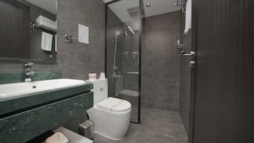Habitación económica doble | Baño | Cabezal de ducha tipo lluvia y artículos de higiene personal de diseño