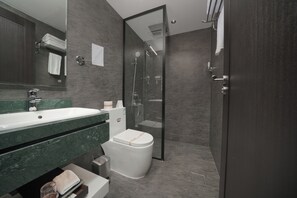Economy-dobbeltværelse | Badeværelse | Brusehoved med spredningseffekt, designertoiletartikler, hårtørrer