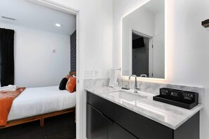 2 habitaciones, tabla de planchar con plancha y cuna de viaje