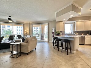 Een televisie en een open haard