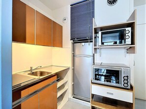 Fridge, microwave, oven, coffee/tea maker