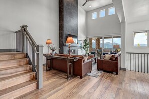 Televisión, chimenea y futbolito