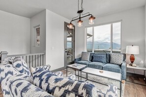 Televisión, chimenea y futbolito