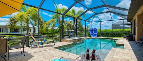 Alberca al aire libre y alberca climatizada