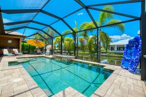 Una piscina al aire libre, una piscina climatizada