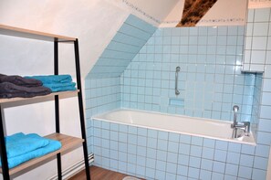 Badewanne, Handtücher, Toilettenpapier