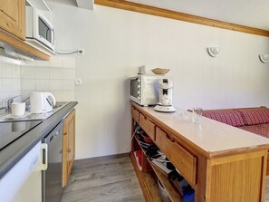 Kylskåp, mikrovågsugn, diskmaskin och kaffe- och tebryggare
