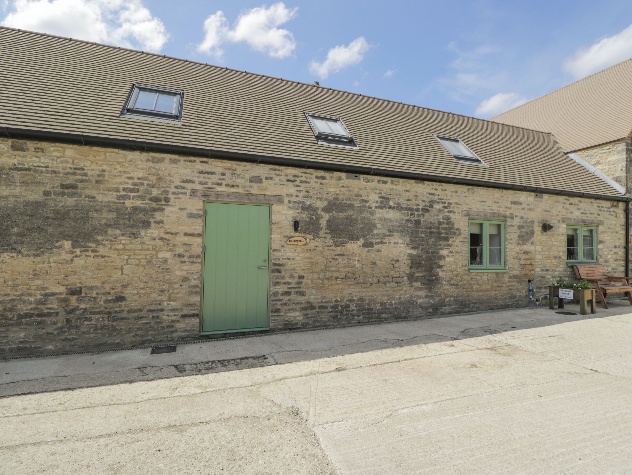 THE OLD STABLE, pet friendly, character holiday cottage in Eynsham