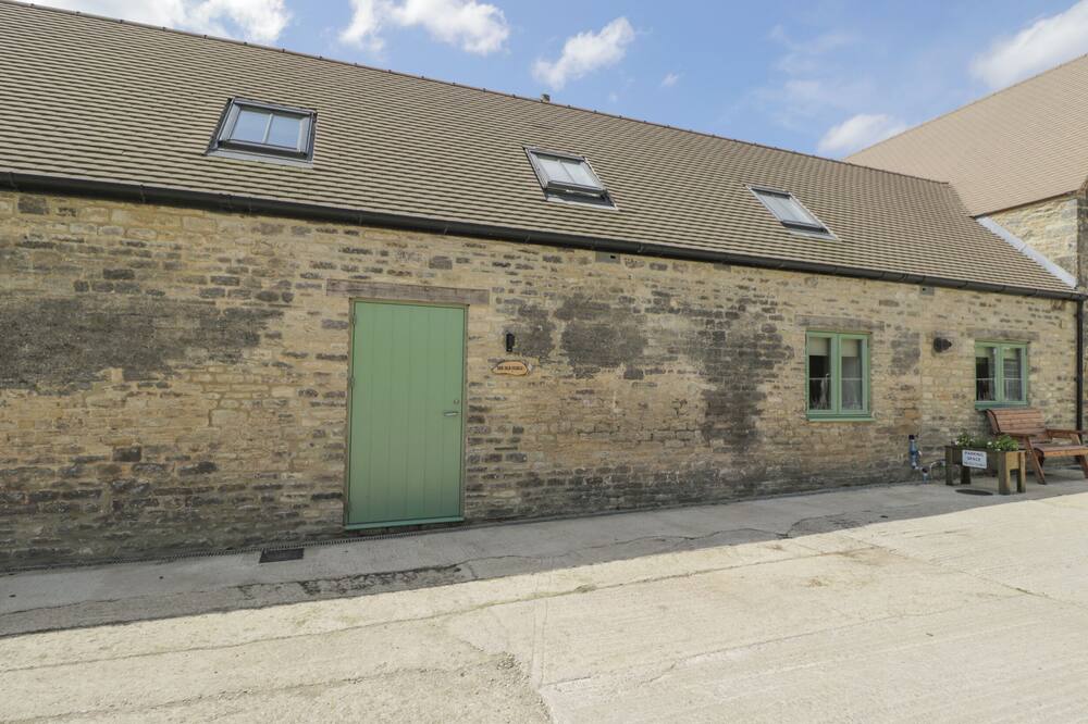 THE OLD STABLE, pet friendly, character holiday cottage in Eynsham