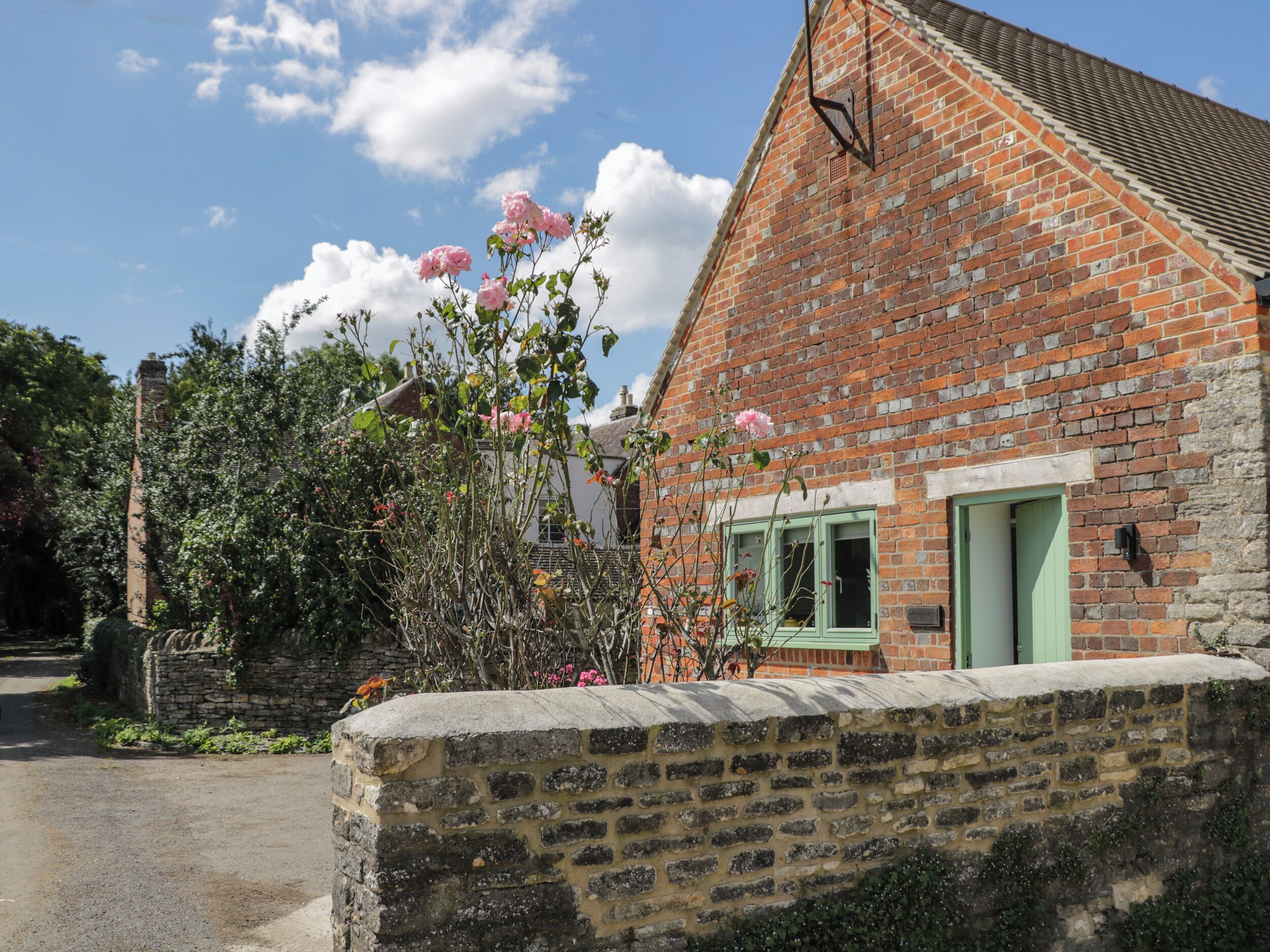 THE OFFICE, pet friendly in Eynsham