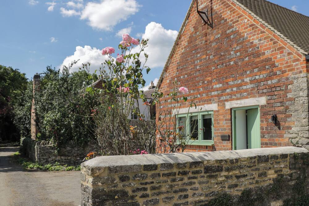 THE OFFICE, pet friendly in Eynsham