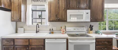 Condo, Multiple Beds, Balcony | Private kitchen