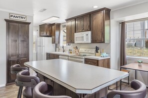 公寓客房, 多張床, 陽台 | 私人廚房 | 電冰箱、微波爐、烤箱、爐台