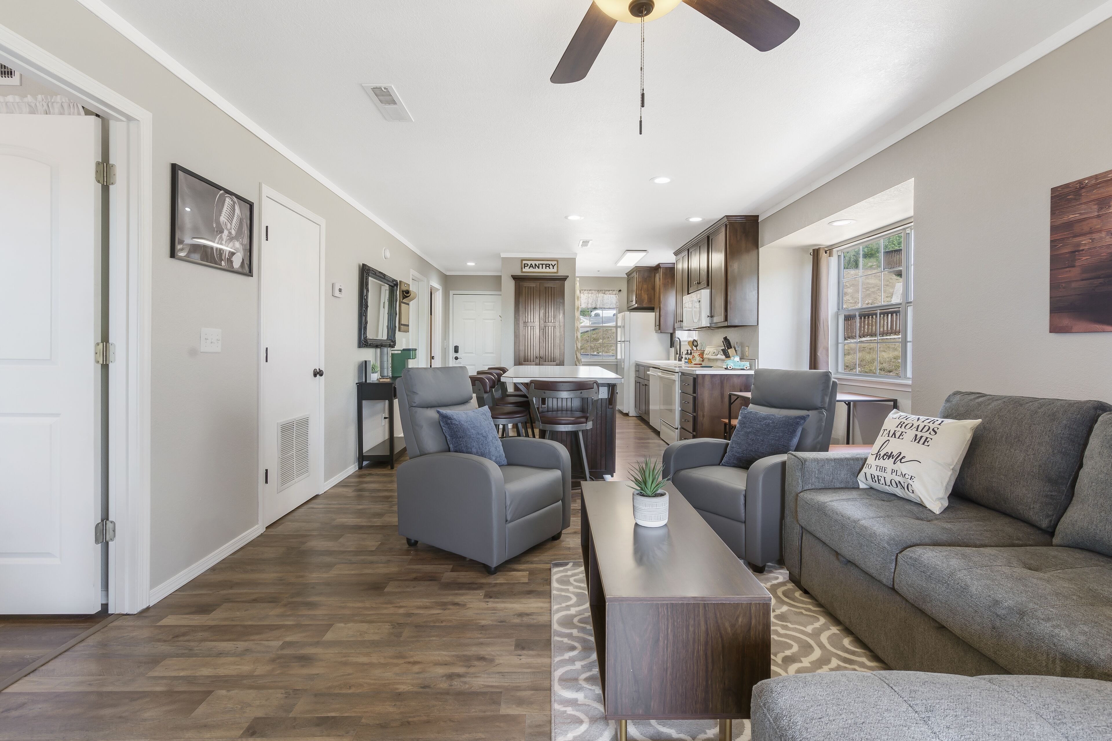 Huoneisto, useita sänkyjä, parveke | Olohuone | 40–tuumainen televisio, jossa kaapelikanavat