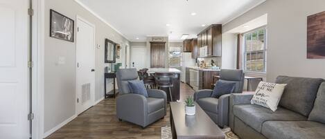 Huoneisto, useita sänkyjä, parveke | Olohuone | 40–tuumainen televisio, jossa kaapelikanavat