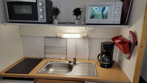 Kaffetrakter/tekoker, kjøleskap, kokeplater og oppvaskmaskin