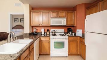 Condo, Multiple Beds, Balcony, Golf View (Fun in the Sun in Reunion) | Private kitchen | Fridge, microwave, oven, stovetop