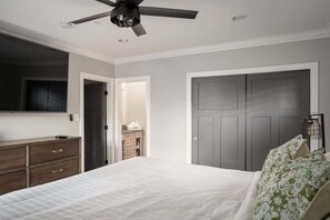 4 bedrooms, desk, iron/ironing board, travel crib