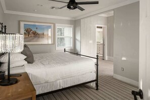 4 habitaciones, escritorio y tabla de planchar con plancha